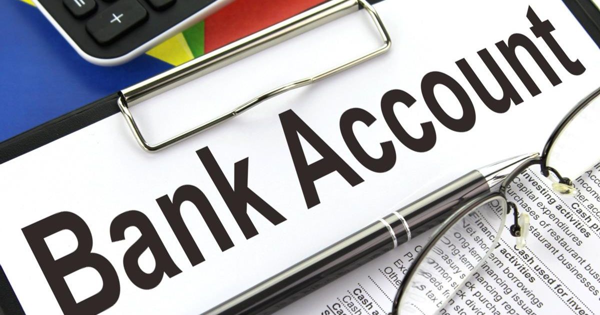 Know how beneficial it can be to keep money in a bank account and what are its disadvantages